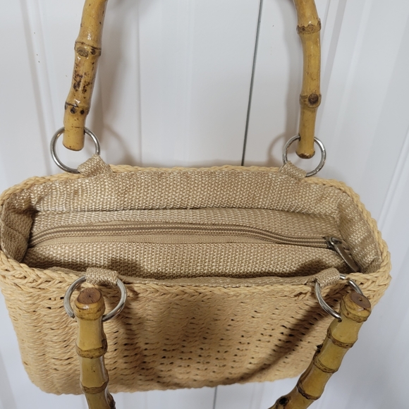 Cute woven straw handbag with bamboo handles - Picture 4 of 7